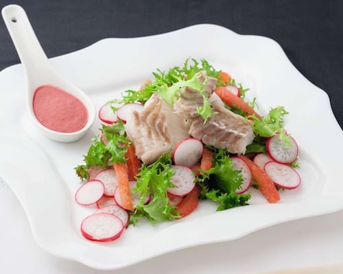Рыбный салат с вишневым соусом – рыбные рецепты